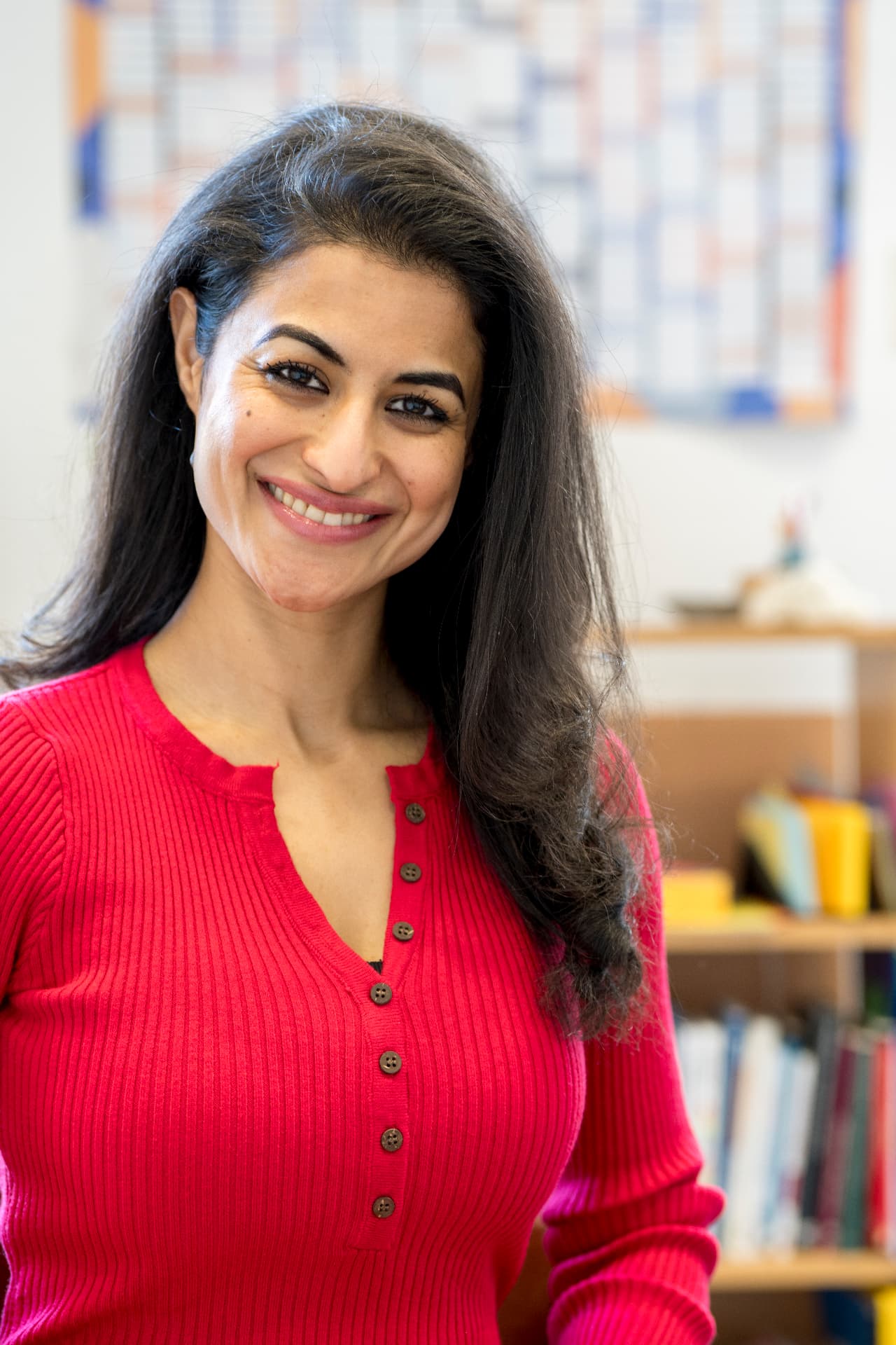 Izzah Shafiq, Paar-, Sexual- und Familientherapeutin, lächelnd in ihrer Praxis